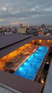 a large swimming pool on top of a building at The Quarter Hualamphong by UHG in Bangkok