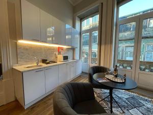 Una cocina con dos sillas y una mesa en una habitación. en Formosa Apartments, en Oporto