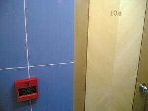 香港的住宿－東方明珠旅館，通往浴室的门,上面有标志