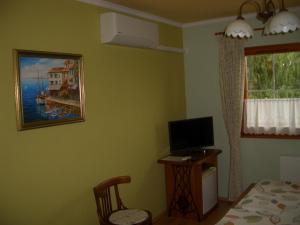 A television and/or entertainment centre at Bundi Vendégház