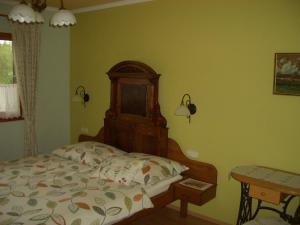 A bed or beds in a room at Bundi Vendégház