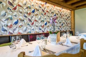 Restauracja lub miejsce do jedzenia w obiekcie Hotel Sonnalm - SPA,Idyll,Dining
