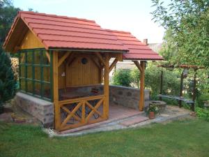 A garden outside Bundi Vendégház