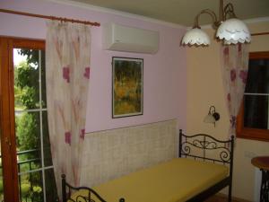 A bed or beds in a room at Bundi Vendégház