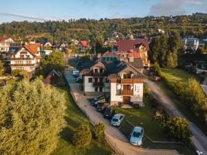 an aerial view of a city with houses and cars at Apartamenty Eko in Szczawnica