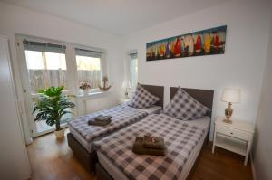ein kleines Schlafzimmer mit einem Bett und einer Pflanze darin in der Unterkunft Ferienwohnungen Marienthal in Hamburg