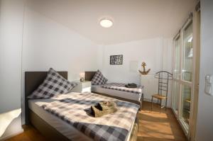 a small bedroom with a bed and a chair at Ferienwohnungen Marienthal in Hamburg