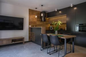 Kuchnia lub aneks kuchenny w obiekcie ApartView Plażowa Residence Szczyrk by Rent like home
