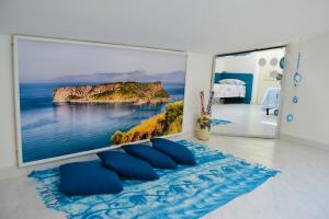 a living room with a large picture of the ocean at Al Vecchio Pioppo in Praia a Mare