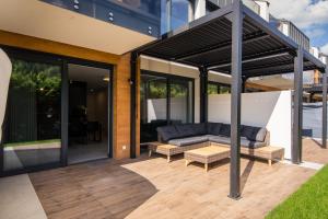 Patio lub wspólna przestrzeń na świeżym powietrzu w obiekcie ApartView Plażowa Residence Szczyrk by Rent like home