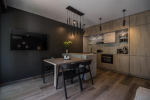 Kuchnia lub aneks kuchenny w obiekcie ApartView Plażowa Residence Szczyrk by Rent like home