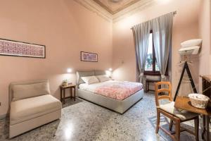 フィレンツェにあるVia Roma 4 Homeのベッドルーム1室(ベッド1台、椅子、デスク付)