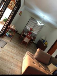 Pousada Vison في إيتابيفا: غرفة معيشة مع أريكة وطاولة
