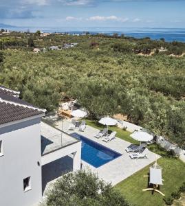 vista aerea su una villa con piscina di Kapodistria Luxury Villas a Plános
