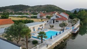 uma vista aérea de uma casa e de uma piscina em WATERFRONT VILLA SUNSET DREAM WITH POOL em Trebinje