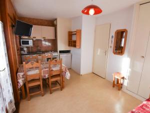 a kitchen and dining room with a table and chairs at Studio Valloire, 1 pièce, 4 personnes - FR-1-263-6 in Valloire