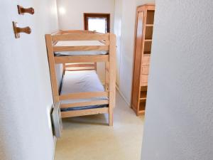 um quarto com um beliche e uma escada em Studio Valloire, 1 pièce, 4 personnes - FR-1-263-6 em Valloire