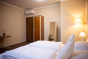 Postel nebo postele na pokoji v ubytování Penzion Dašické sklepy