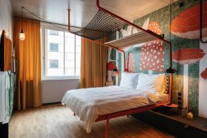 ein Schlafzimmer mit einem Himmelbett in einem Zimmer in der Unterkunft Superbude Wien Prater in Wien