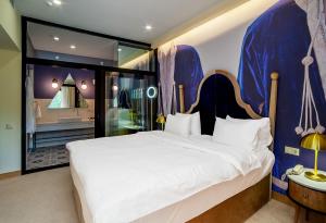 Postel nebo postele na pokoji v ubytování Folk Boutique Hotel