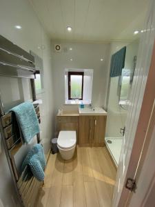 Phòng tắm tại Charleton Farm Cottages