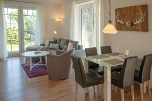 Huxfeld-Hof - Wiesenblick في Grasberg: غرفة معيشة مع طاولة وكراسي وأريكة