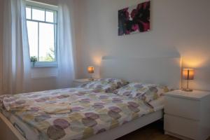 1 dormitorio con 1 cama con 2 mesitas de noche y 2 lámparas en Huxfeld-Hof - Wiesenblick, en Grasberg