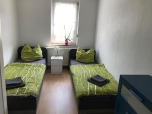 מיטה או מיטות בחדר ב-Ferienwohnung am Hainer See