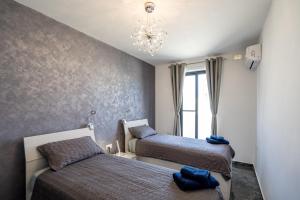 Llit o llits en una habitació de Tulip Court Penthouse Brand New-2 Min From The Sea-Central Bugibba