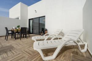 Pati o zona exterior de Tulip Court Penthouse Brand New-2 Min From The Sea-Central Bugibba