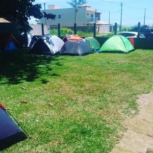 un grupo de tiendas sentadas en el césped en Camping & Hostel Bandeiras, en Búzios