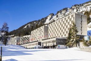 un hotel en la nieve con una montaña en Residence Cassiopee - maeva Home, en Flaine