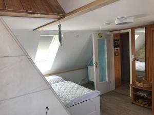 ツィングストにあるBrückendeck App 3のベッドと窓が備わる小さな客室です。