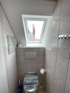 ツィングストにあるBrückendeck App 3のバスルーム(窓付きトイレ付)