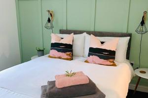 Ένα ή περισσότερα κρεβάτια σε δωμάτιο στο The Nook - A stylish apartment with garden, near the beach