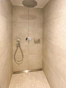 eine Dusche mit Duschkopf im Bad in der Unterkunft Gästehaus "Alte Bücherei" Satrup - a50560 in Mittelangeln