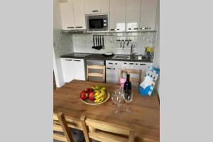 eine Küche mit einem Holztisch und einer Obstschale in der Unterkunft APARTAMENTO EL SEIFIO in Caleta de Sebo