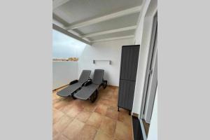 Zimmer mit 3 Stühlen in einem Zimmer in der Unterkunft APARTAMENTO EL SEIFIO in Caleta de Sebo
