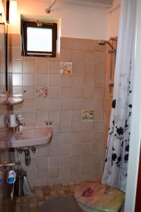 a bathroom with a sink and a shower at "Kleine Krabbe", App 10 in Heiligenhafen