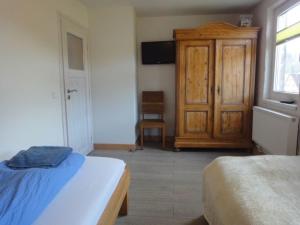 1 dormitorio con 2 camas y armario de madera en OG Stetten, 