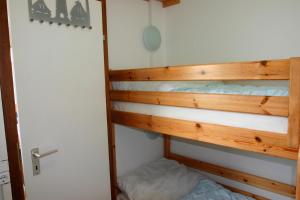 ハイリゲンハーフェンにあるPlass, FP I-5-3の二段ベッド2組が備わる二段ベッド付きの客室です。