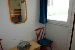 ハイリゲンハーフェンにあるPlass, FP I-5-3のテーブル、椅子、鏡が備わるお部屋