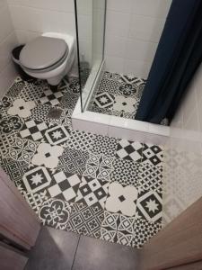 a bathroom with a tile floor with a toilet at Apartment by the Sea,Neoi Epivates Beach, Thessaloniki in Neoi Epivates