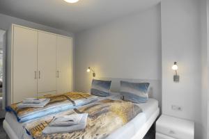 a bedroom with a bed with towels on it at Villa Obendtied, FW 2 in Zingst