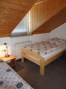 1 dormitorio con 2 camas y techo de madera en Ferienhaus Tine am Schlossberg in Zandt, en Zandt