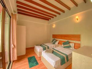 1 Schlafzimmer mit 2 Betten in einem Zimmer in der Unterkunft The Pearl Seaview in Fulidhoo