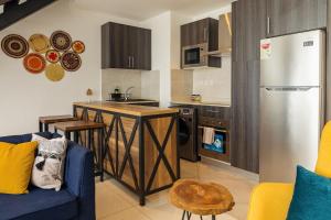 Kitchen o kitchenette sa The Avery Loft at Embassy Gardens, Cantonments