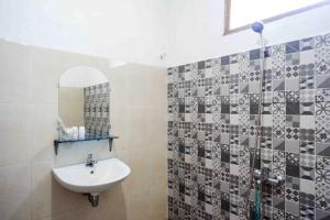 Koupelna v ubytování Roemah Beong Syariah at Desa Wisata Kembanglimus Mitra RedDoorz + 34 fotografií