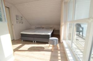 Habitación pequeña con cama y balcón. en Ferienhaus Wackerama in Gelting, en Gelting