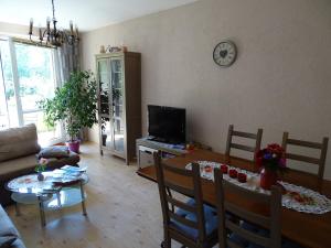 ein Wohnzimmer mit einem Tisch und einem TV in der Unterkunft Ferienwohnung Kerstin in Wienrode
